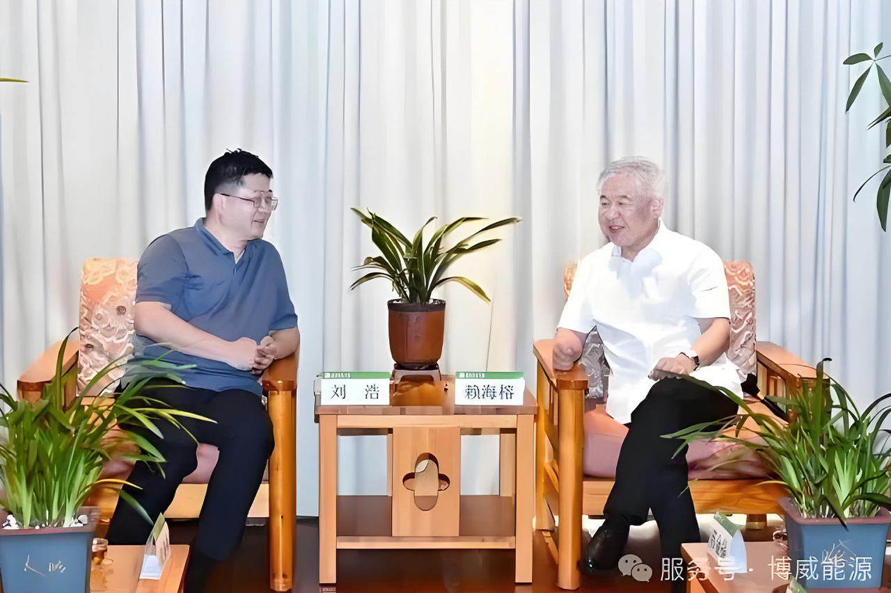 太阳GG能源董事长刘浩一行返回母校，加入了2025年的结业仪式，并获得了学位奖励